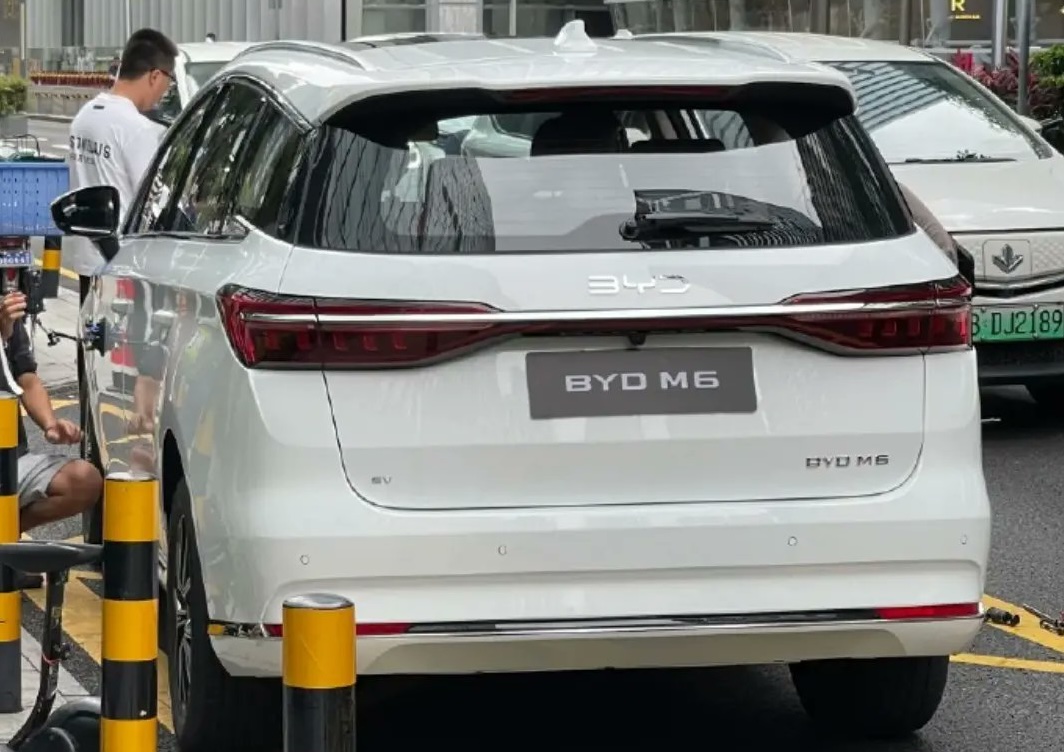 BYD M6 MPV Spotted in the Wild