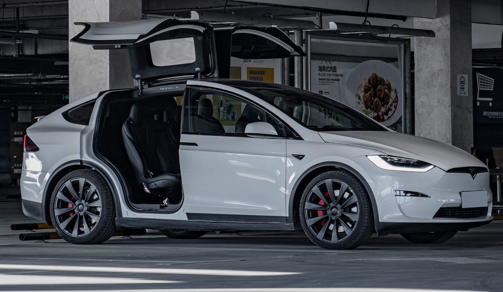 Tesla Brings Back Model X Cool Features